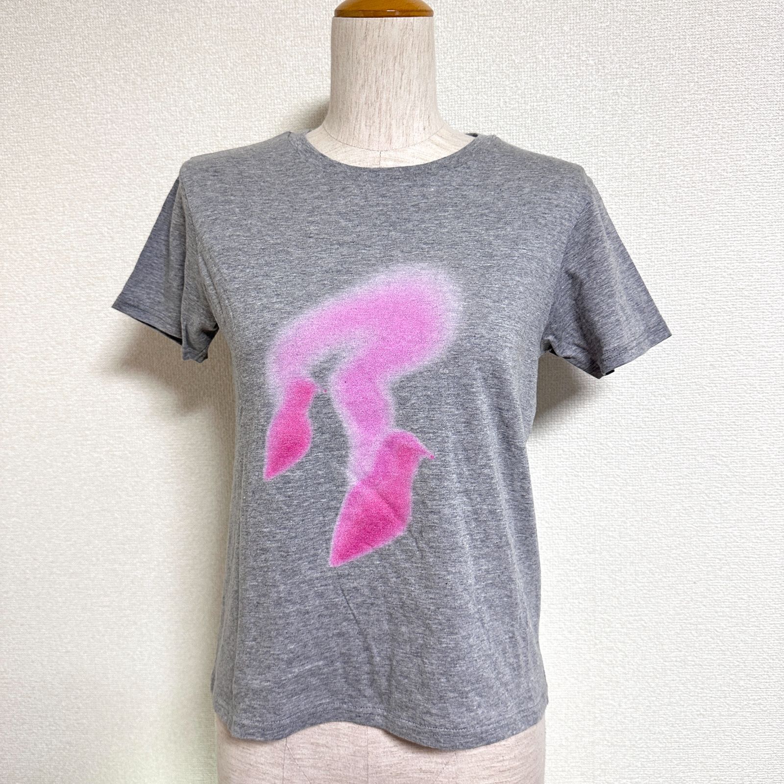＜ATTISESSION＞ヒールプリント Tシャツ ATTISESSION＞ヒールプリント Tシャツ