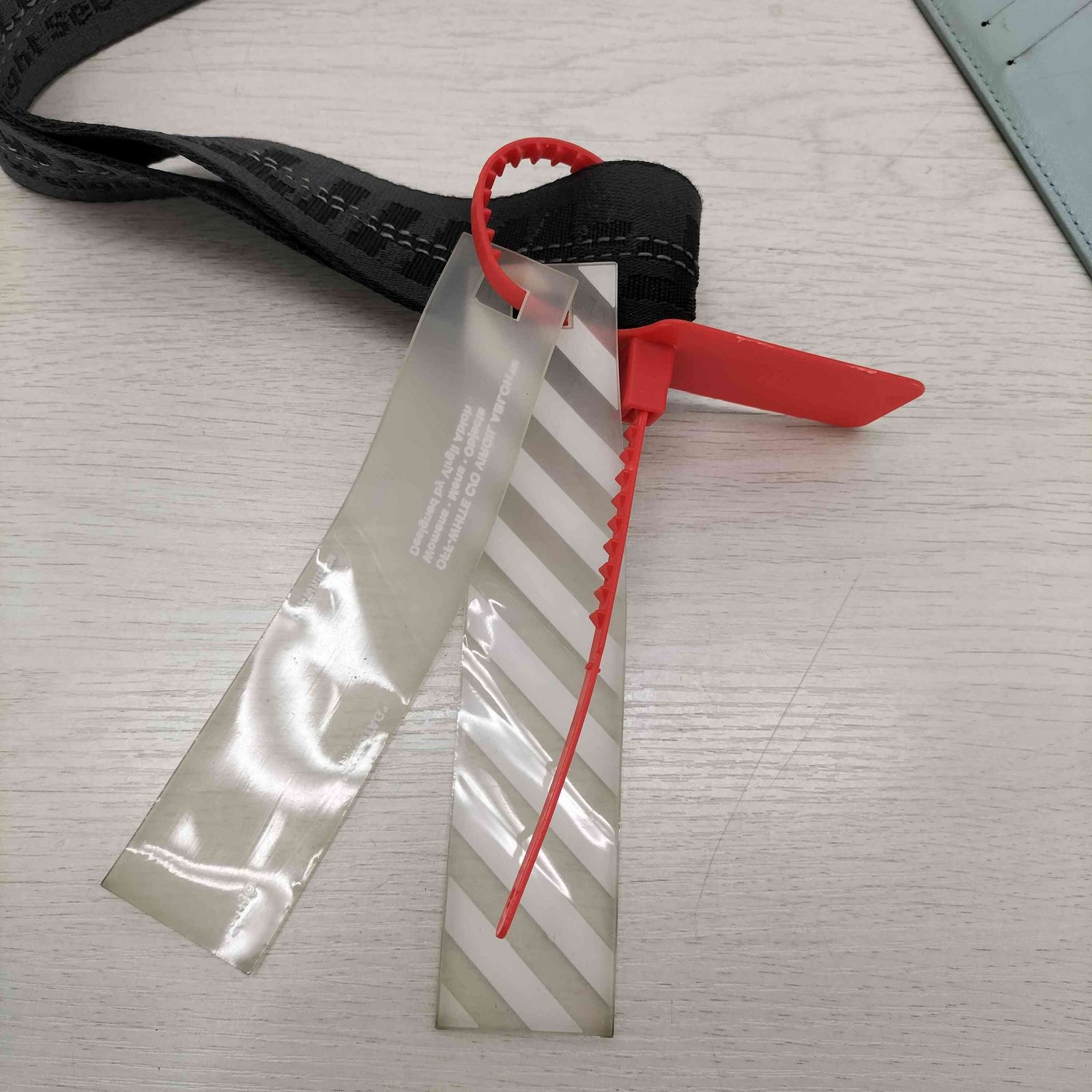 オフホワイト OFF-WHITE