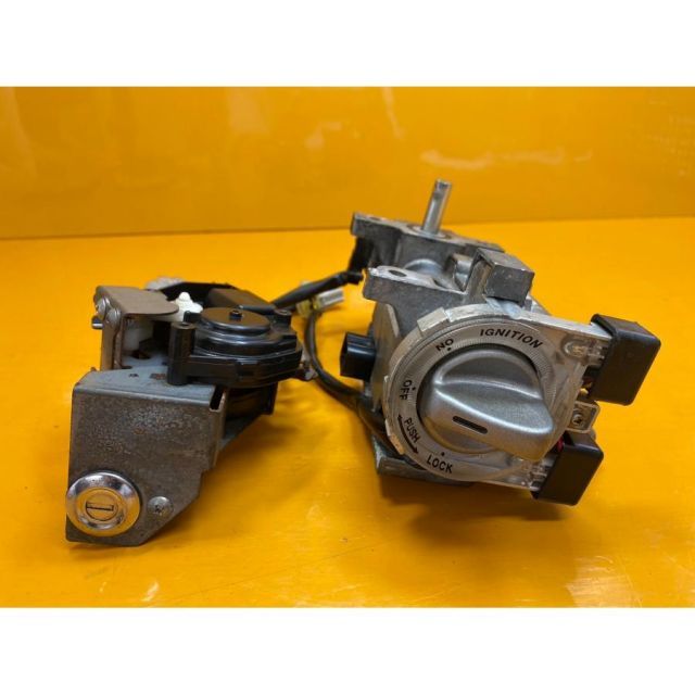 割引 中!! WE 57303 ホンダ HONDA フォルツァZ MF08-102 キーセット 鍵 メカニカルキーなし 動作未