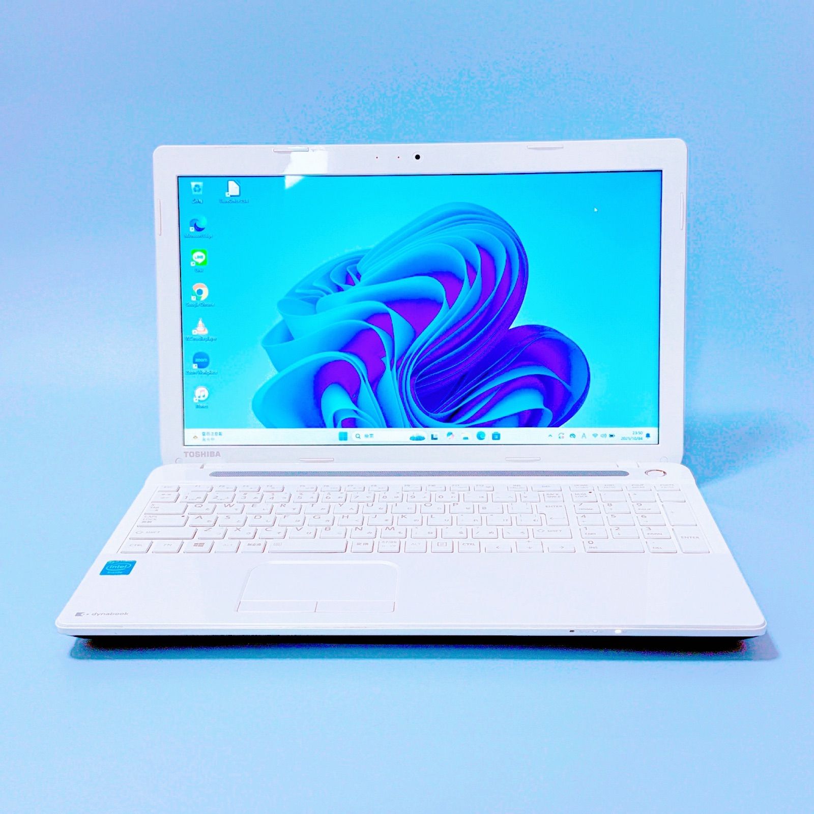 w⭐️新品SSD ノートパソコン Windows11 カメラ付き 白 可愛い❤️ 新品SSDで爆速‼️電源ONですぐ使えるノートパソコンWindows11カメラ付