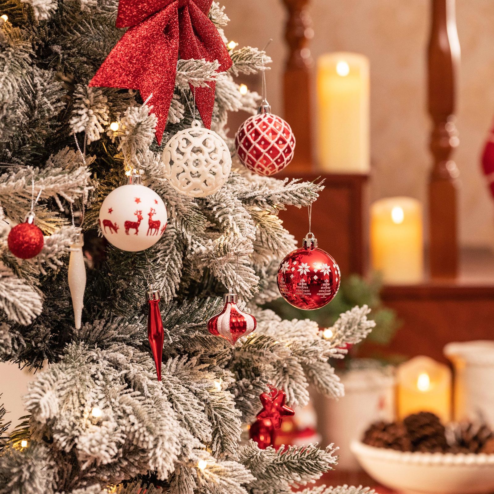 クリスマスツリー 赤と白のオーナメント