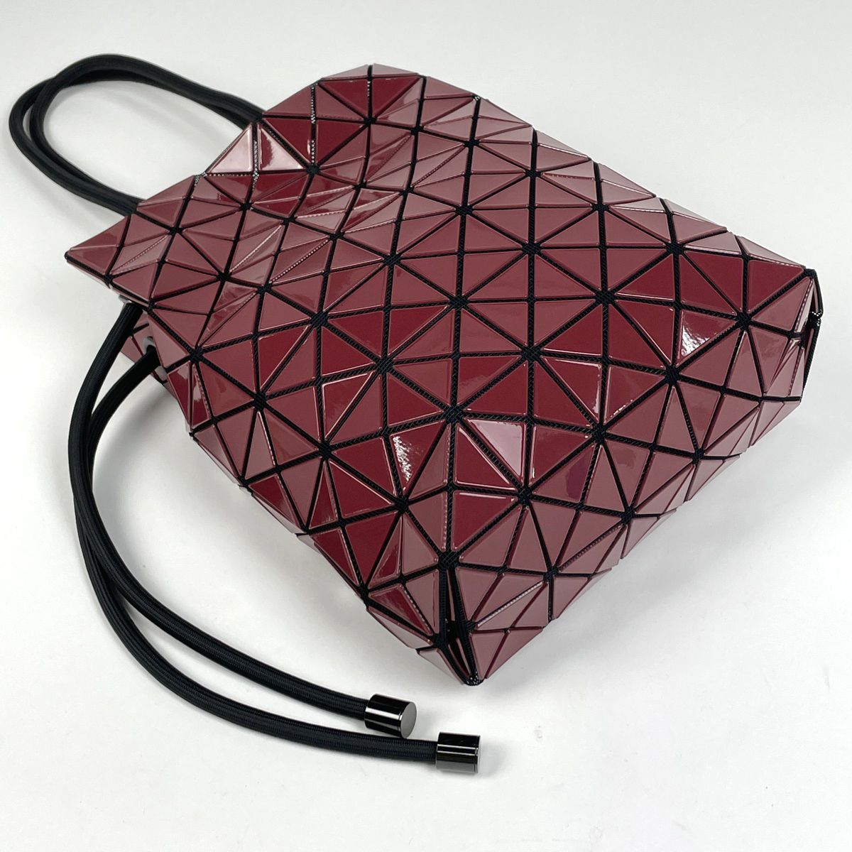 ISSEY MIYAKE 巾着型バック￼ BAO BAO ISSEY MIYAKEから鏡面素材の“バイカラー”トートや巾着型