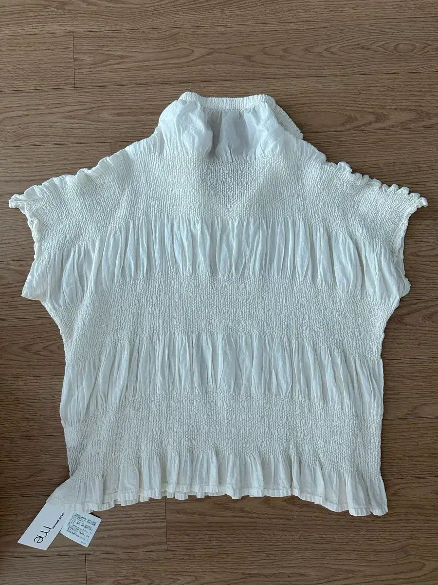 イッセイミヤケ me 真っ白のトップス2枚(アンサンブル) ISSEY MIYAKE(イッセイミヤケ) me シュリンク カラトップ オフ