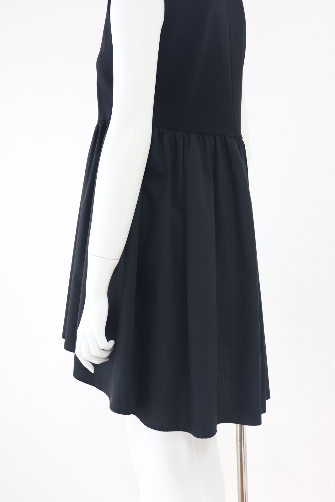 Rene　R刺繍ペプラムノースリーブトップス　5327040　2023年商品　黒/ブラック　34　売れ筋商品|||ルネ Rene R刺繍ペプラムノースリーブトップス 5327040 2023年商品 黒