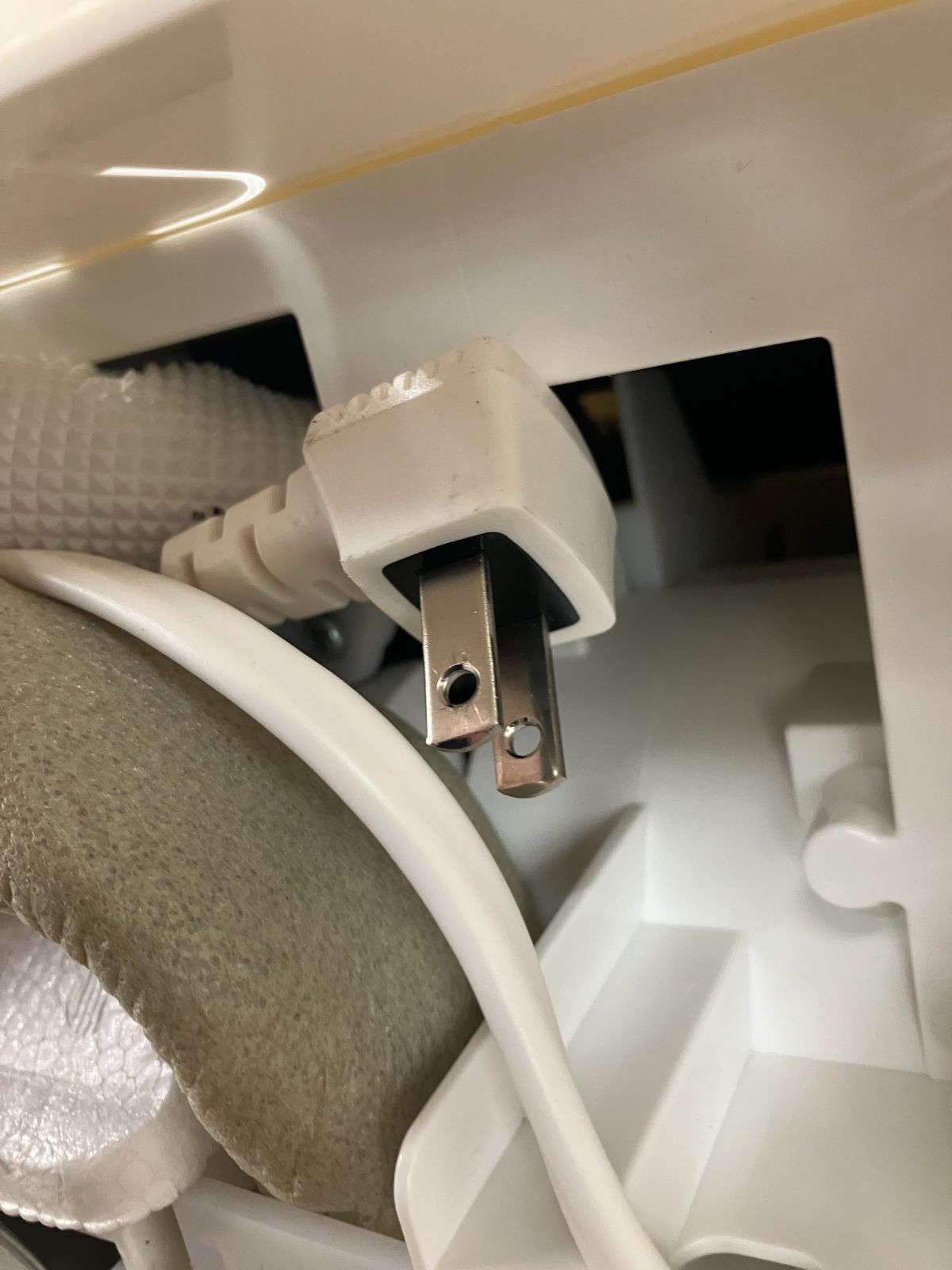 CSH-N2221R 室内機フィルター側カバー接続部分に割れ有り