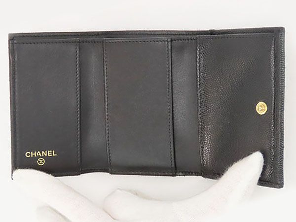 【超美品】シャネル　CHANEL　ボーイシャネル　キャビアスキン　スモール フラップ ウォレット　三つ折り財布　コンパクト財布　ミニウォレット　ブラック アンティークゴールド金具　グレインドカーフスキン　A84432