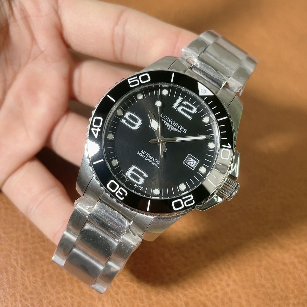 LONGINES 自動巻き クロノグラフ コンクエスト クロノグラフ：スポーティでエレガントな自動巻き