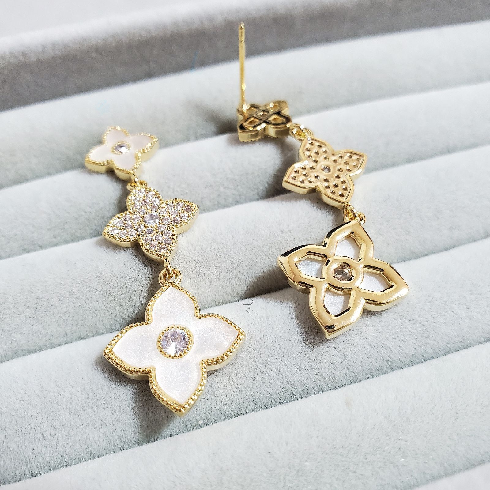 A441【大人気モチーフ☆】ピアス S925 揺れる クローバー