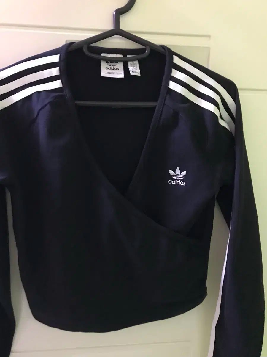 adidas クロップド ロングスリーブ