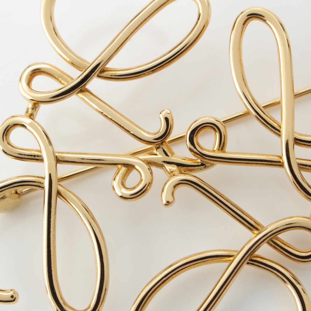 ロエベ アナグラムゴールドブローチ ロエベアナグラムブローチゴールド