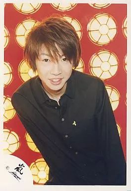 中古】生写真(ジャニーズ) 嵐/相葉雅紀/衣装黒・上半身・背景赤・照明