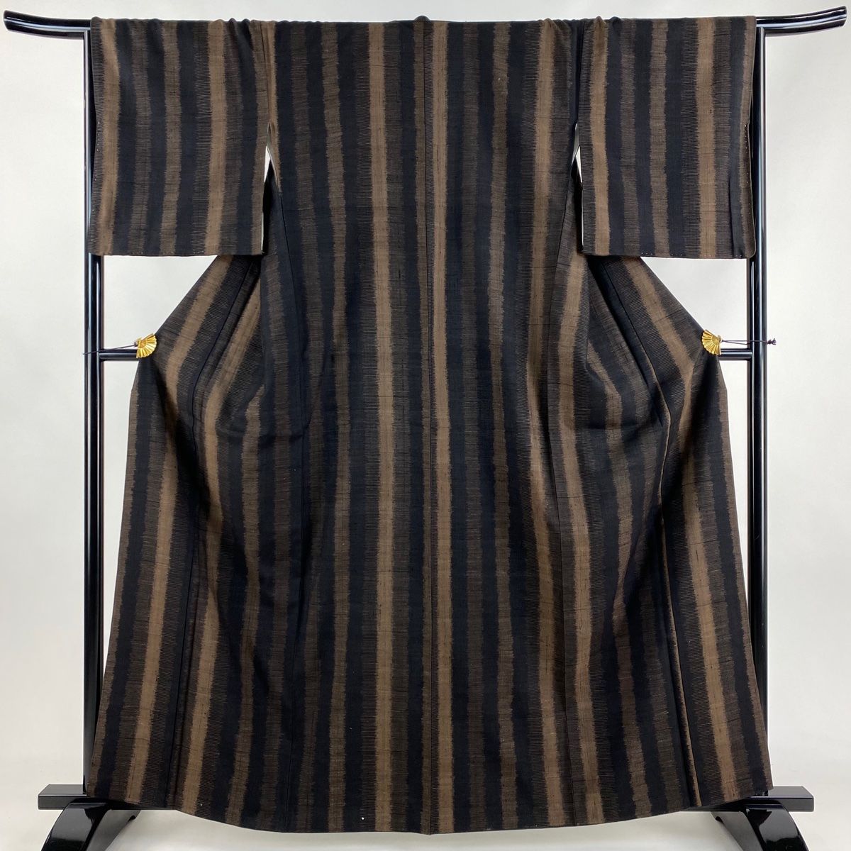 紬 身丈162cm 裄丈66cm M 袷 縦縞 黒 正絹 美品 名品 【中古】 - メルカリ 