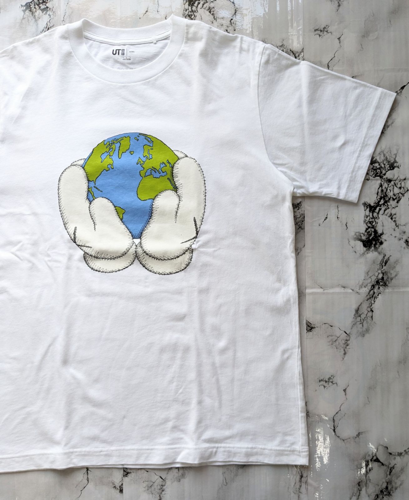 ユニクロ×カウズ　UNIQLO×KAWS　コラボ　tシャツ　PEACE FOR ALL　ピースフォウオール　地球　ハンド　ホワイト　UT