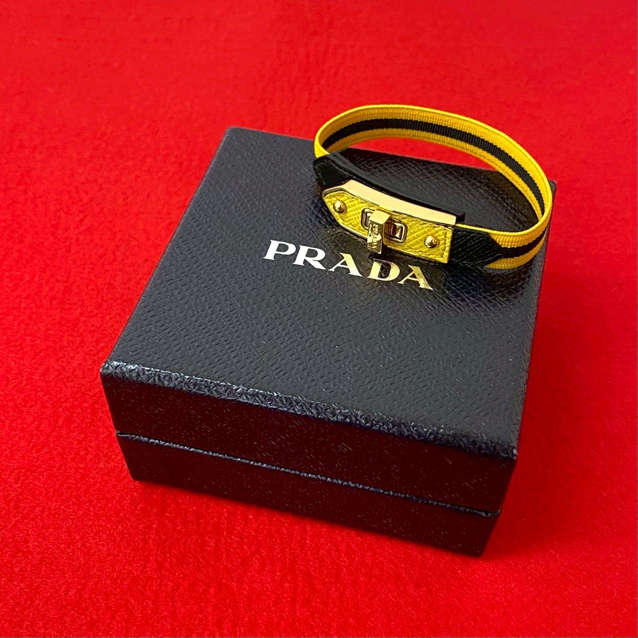 極 美品 保存箱付 PRADA プラダ ターンロック ロゴ 金具