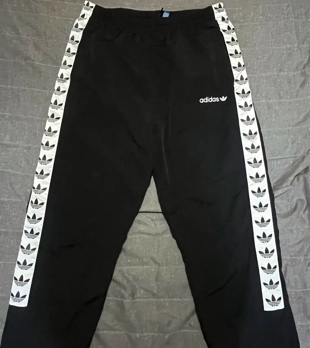 adidas アディダス サイドライン テーピングロゴ ジョガーパンツ