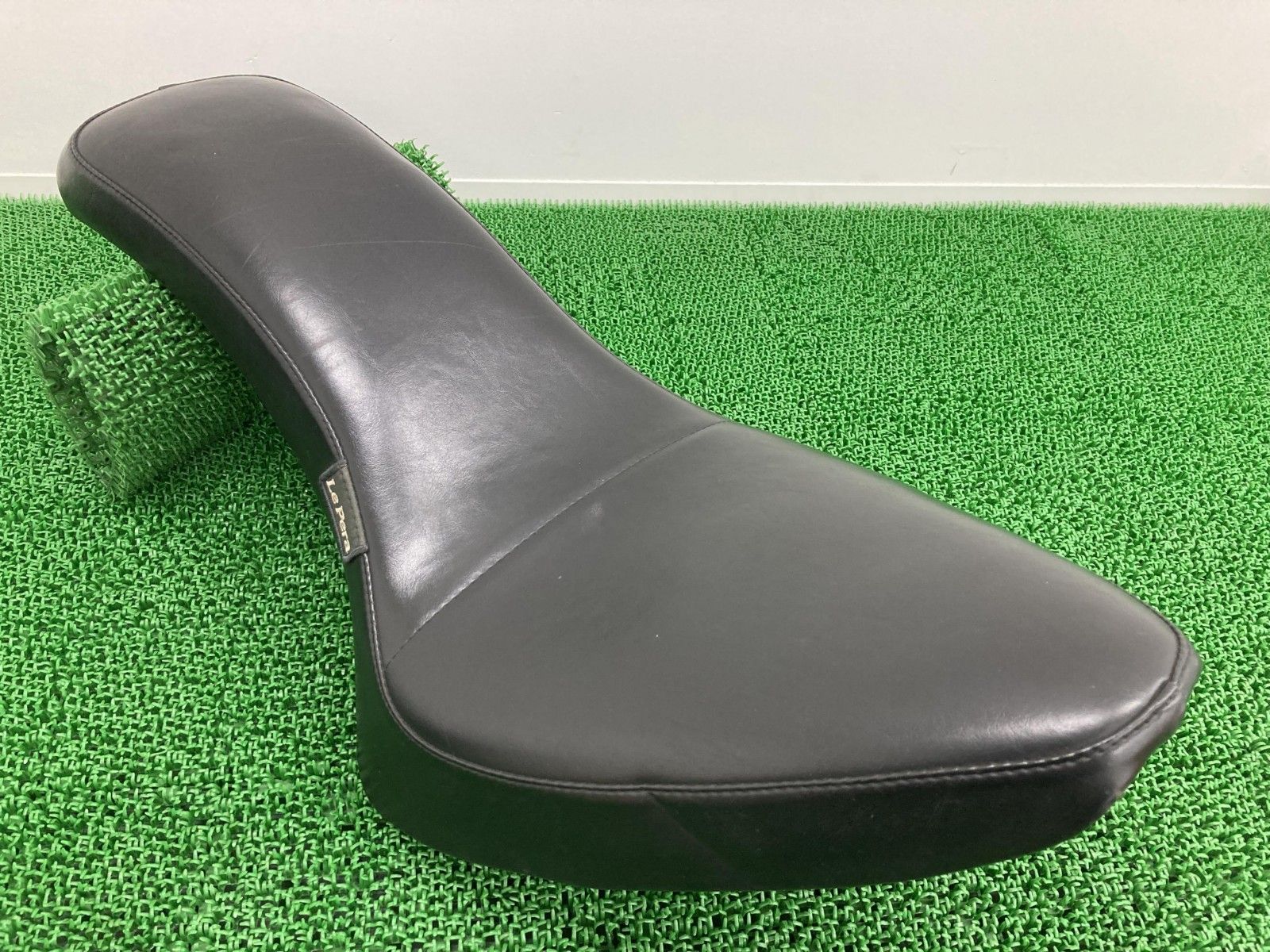 ラペラ製ソフテイル シート 社外 中古 バイク 部品 ハーレー エボ LN-070 84-99 チョッパースタイル コブラ 18 ラペラ製ソフテイル シート 社外 バイク 部品 ハーレー エボ LN-070 84