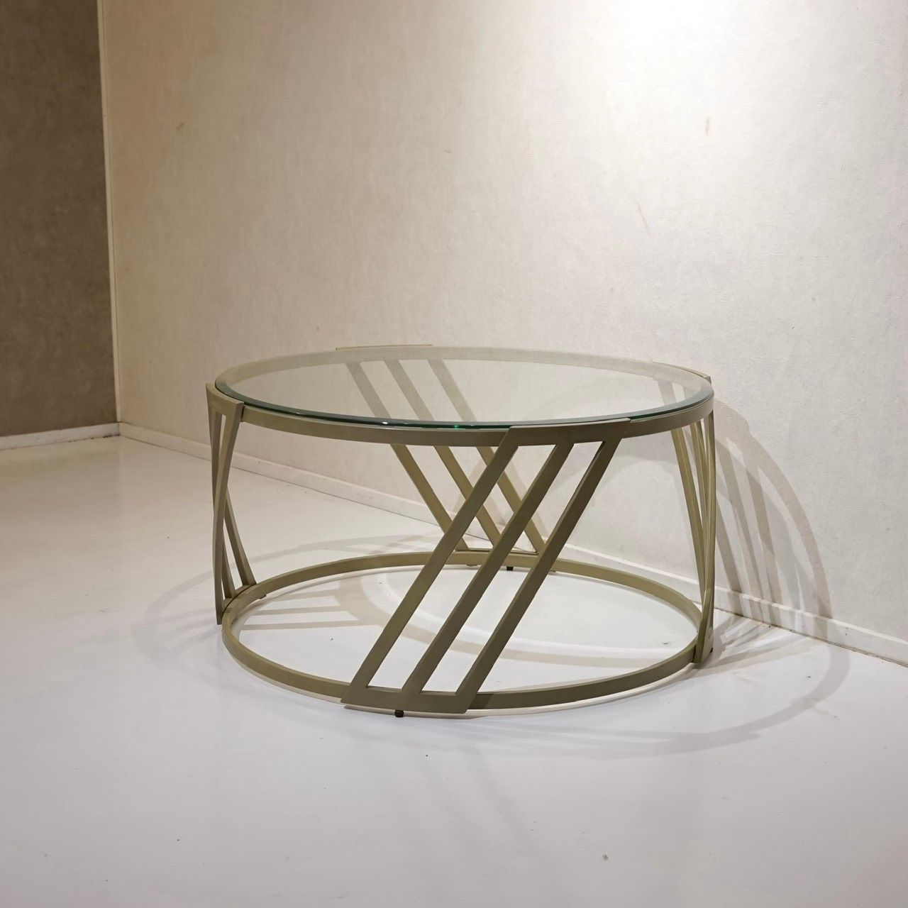 Ashley Furniture アシュレイファニチャー Austiny ローテーブル センターテーブル ガラステーブル 円形 テーブル スチール脚 ヴィンテージ ラグジュアリー ホテルライク