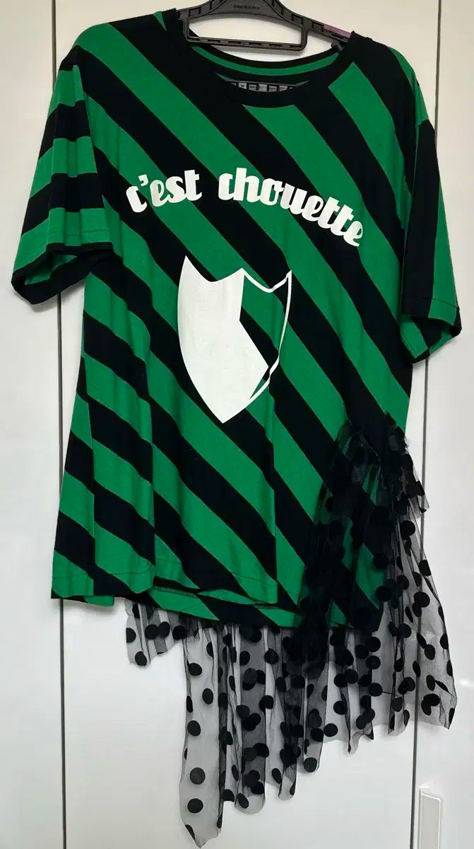 ラッキーシュエット半袖Tシャツとドレス
