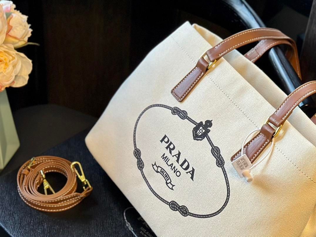 PRADAプラダの通勤必須のキャンバスショルダーバッグ