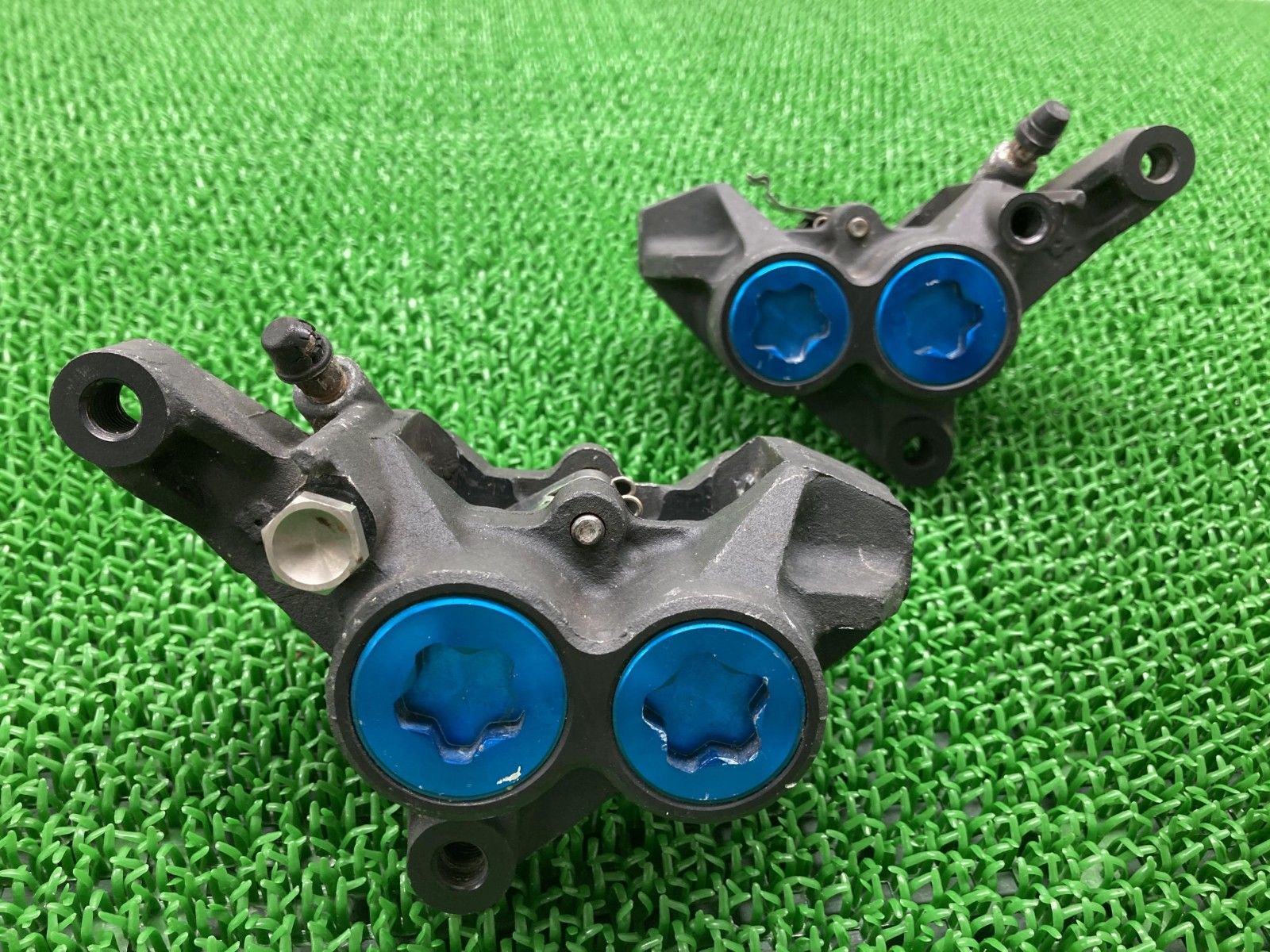 純正ブレーキキャリパー　yzf-r6 ヤマハ発動機 YZF-R6 フロントブレーキキャリパー 左右 ヤマハ 純正