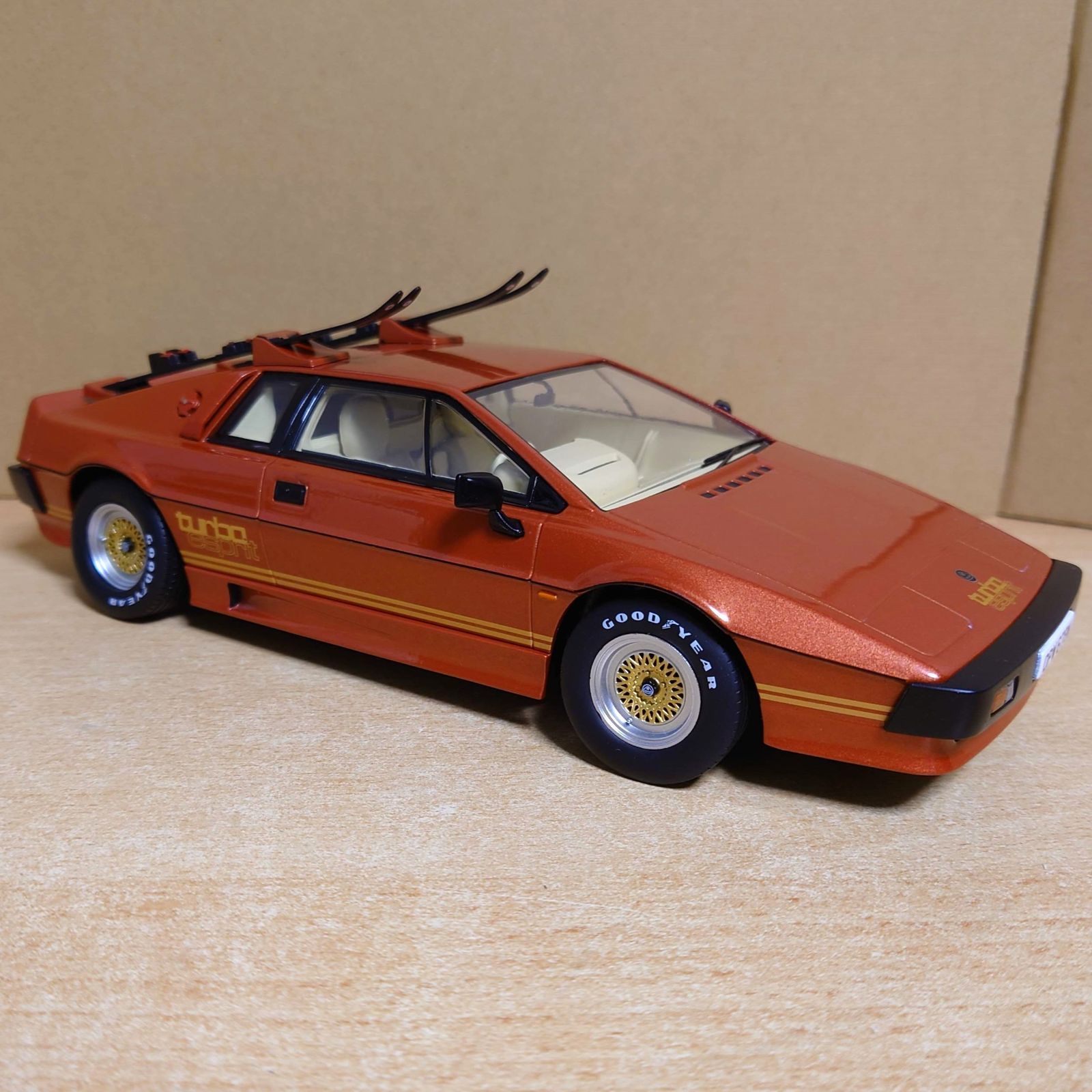 1/18 ロータスエスプリターボ スキー板付き カッパー/ゴールド 1981