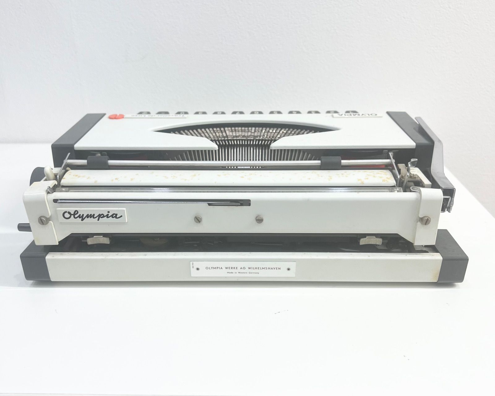 ★OLYMPIA　タイプライター　Traveller de luxe　ケース付 Olympia Traveller De luxe S Typewriter | New Ribbon | UK