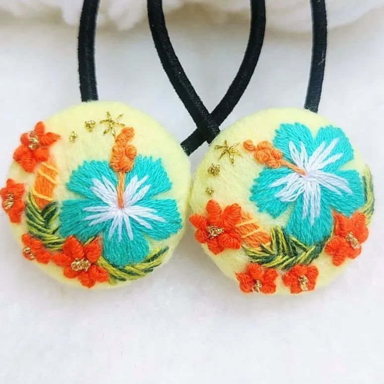 エメラルドグリーンハイビスカス☆手刺繍☆2.7センチくるみボタンヘアゴム2点 エメラルドグリーンハイビスカス☆手刺繍☆2.7センチくるみボタン