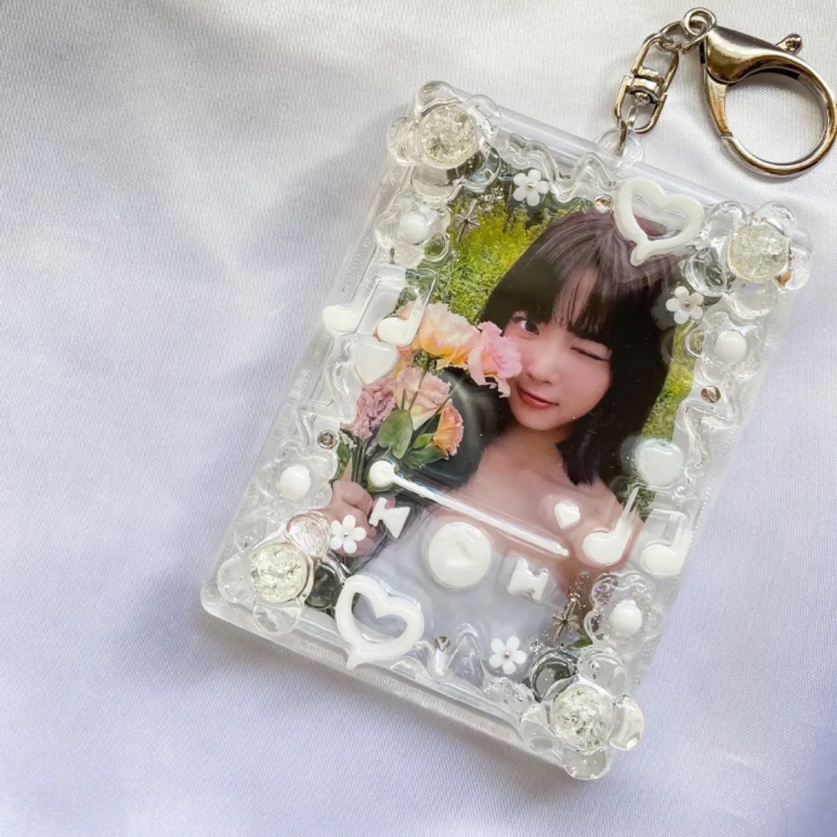 希少 黒入荷！ トレカケースキーホルダー B8 レジンデコ 白 フォトキーホルダー K-POP+アジア