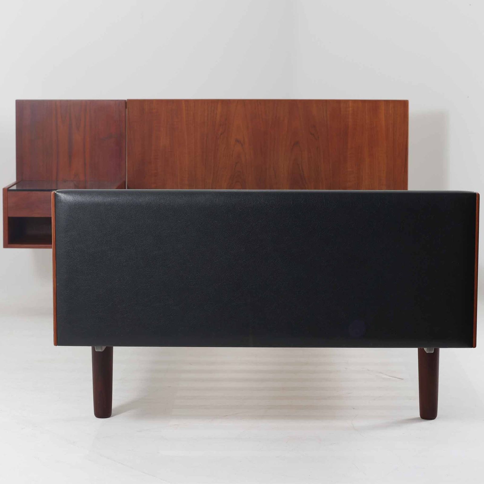 Hans J.Wegner  GETAMA社　ナイトテーブル　チーク材 Hans J.Wegner GETAMA社ナイトテーブルチーク材