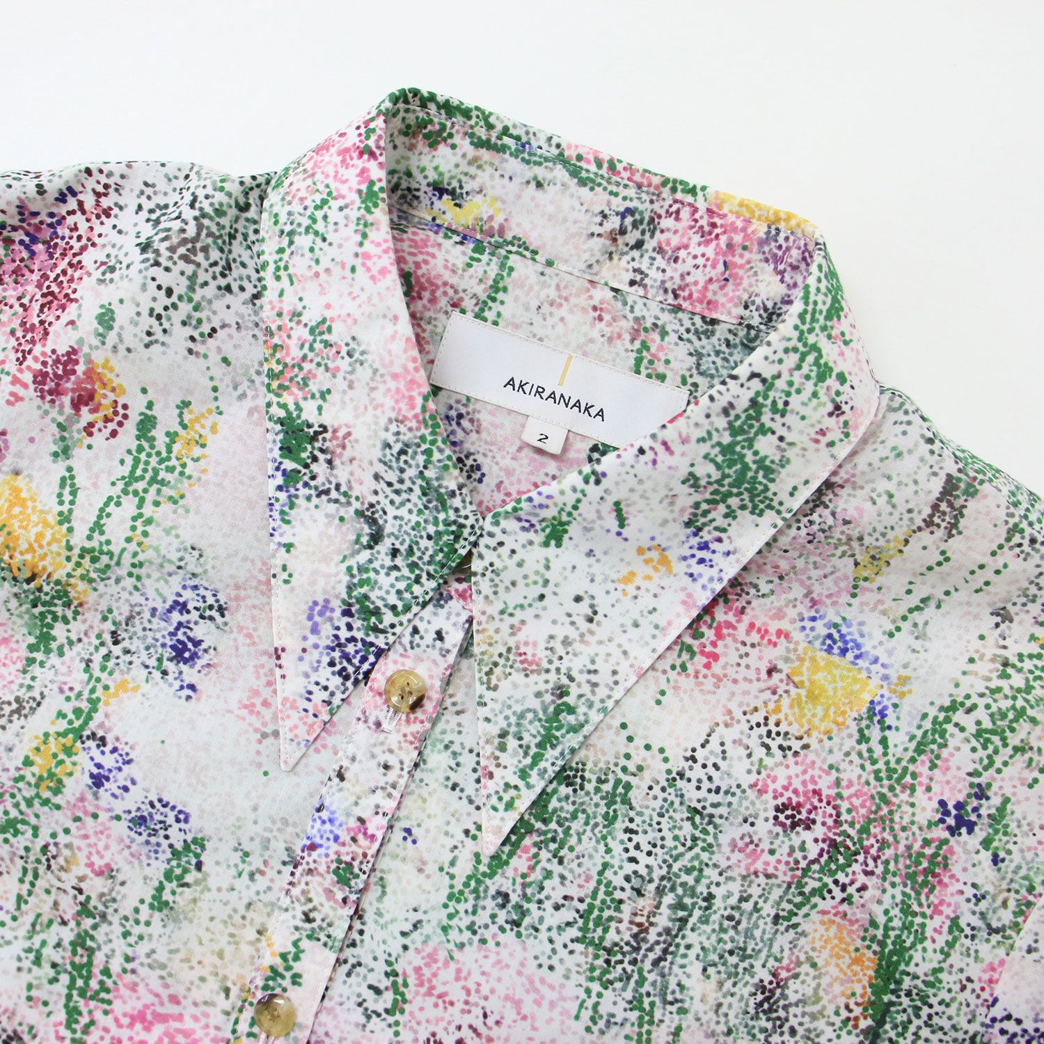 美品 AKIRANAKA アキラナカ シャツ ホワイト系 2(M) Pointillism フラワー 花柄 サイドスリット コットン 長袖 トップス 柄シャツ カジュアル カラフル 個性的【レディース】【中古】 美品 AKIRANAKA アキラナカ シャツ ホワイト系 2(M) Pointillism
