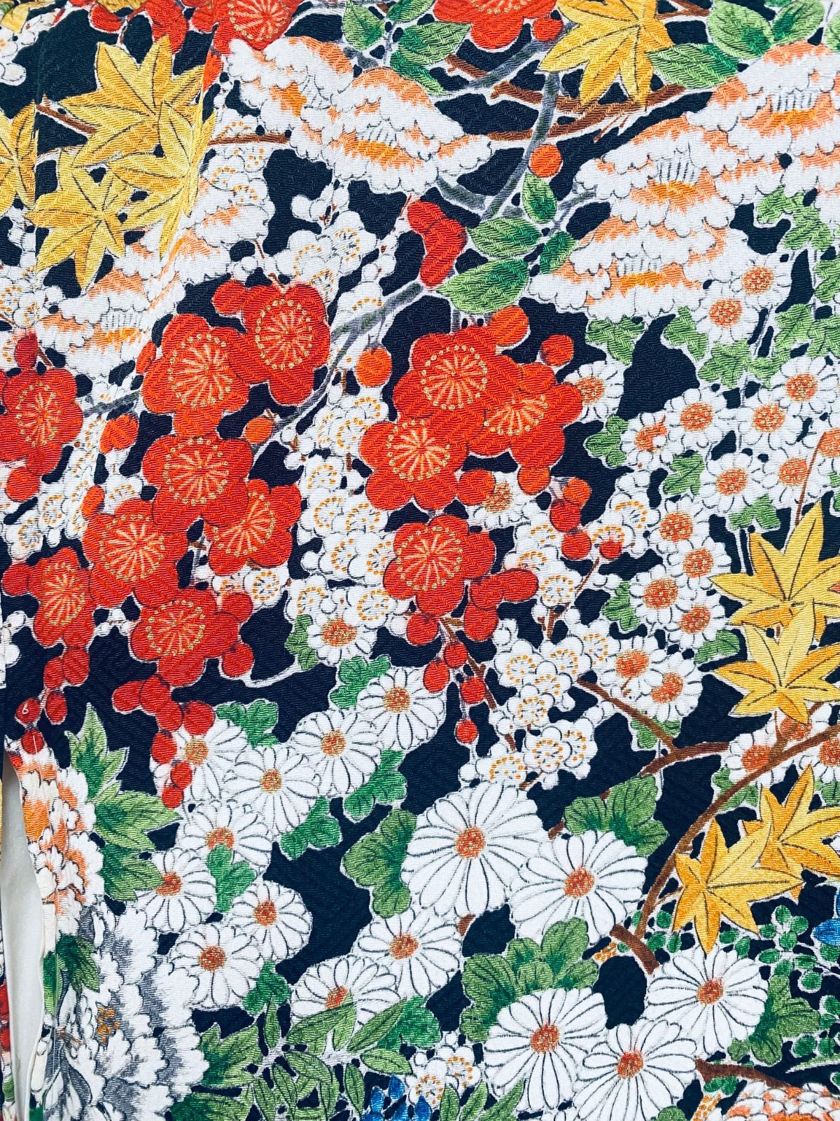 着物】小紋 正絹 袷 縮緬 ちりめん 仕付け糸あり 多色 黒地 花柄 牡丹