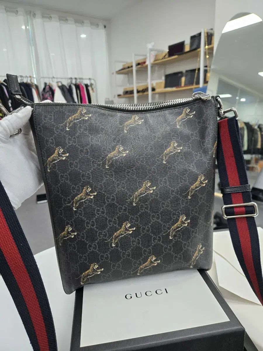 A級コンディション グッチ ジャンピング タイガー メッセンジャーバッグ