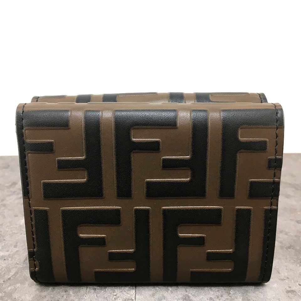 送料込み！ 極美品 FENDI コンパクトウォレット 8M0480 ズッカ 三  