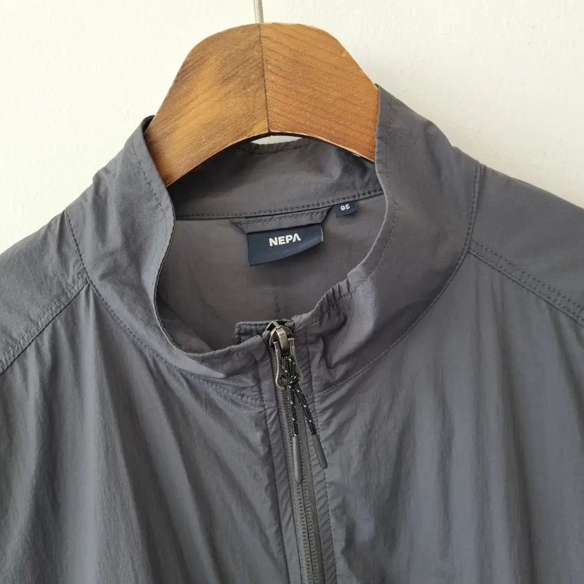 【全品送料無料】 NEPA ネパ 2025 グレー ウィンドブレーカー 95 サイズ