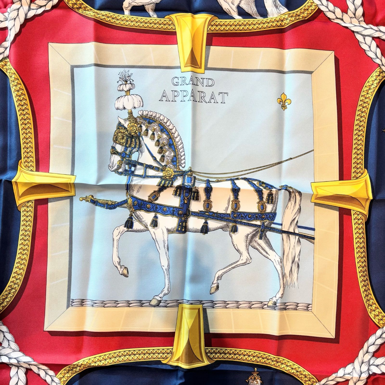 エルメス カレ90 GRAND APPARAT 盛装の馬 シルクスカーフ　動物柄 エルメス HERMES カレ90 シルク TRES GRAND APPARAT 盛装の馬
