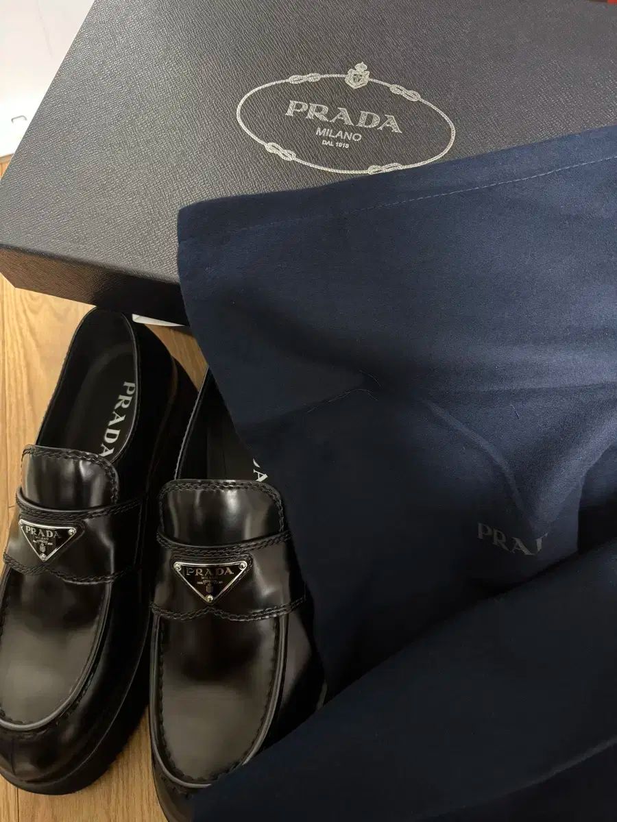 PRADA プラダ フラットフォーム ローファー