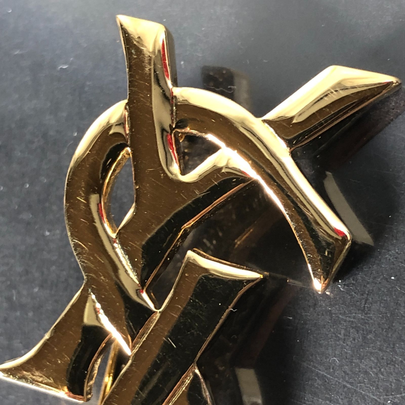 〒イヴサンローラン ラウンド ロゴ ブローチ ゴールド ヴィンテージ刻印　YSL Yves Saint Laurent - 確実正規品 イヴサンローラン ブローチ