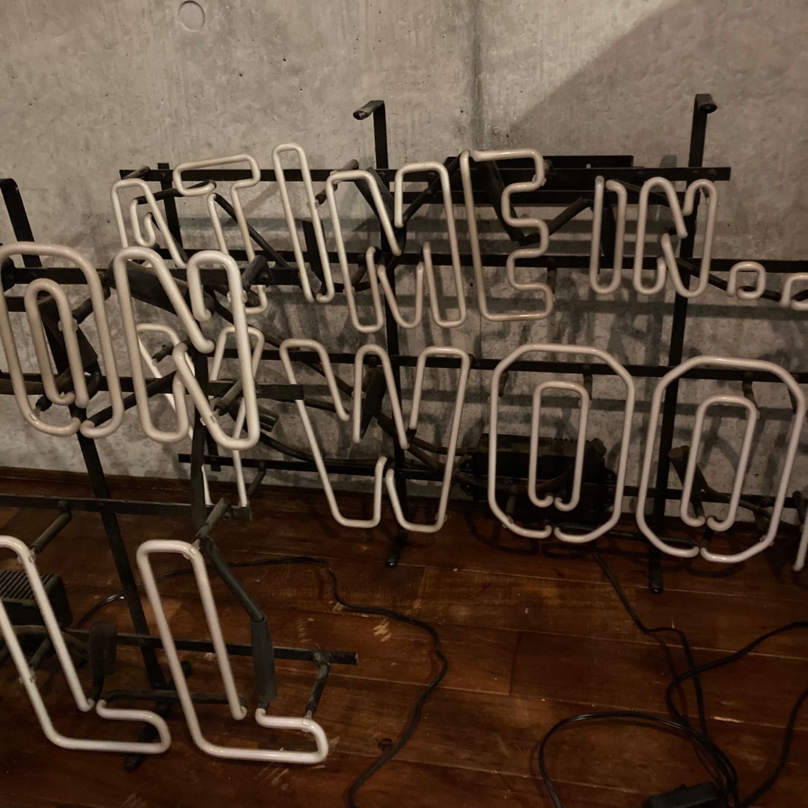 ワンスアポンアタイムインハリウッド ネオンサイン タランティーノ