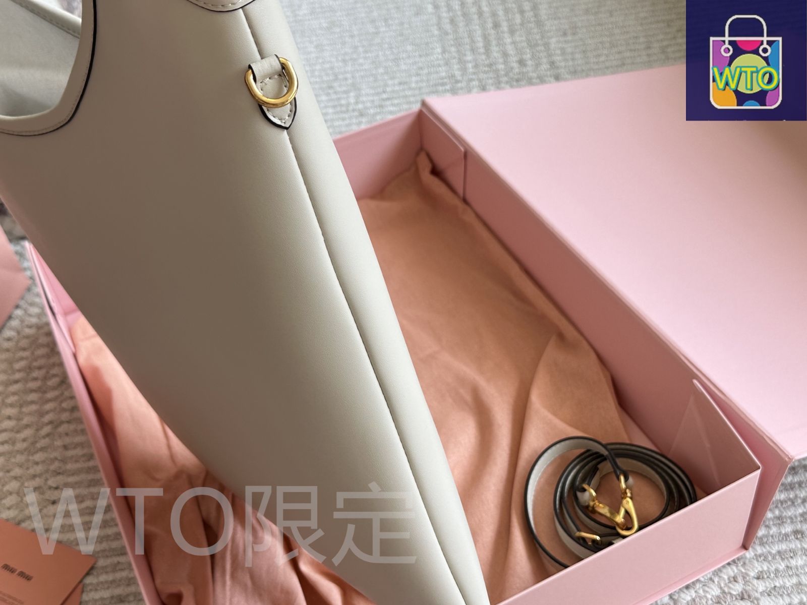 MIU MIU 2025年新作 トートバッグ - スタイリッシュな大型サイズ