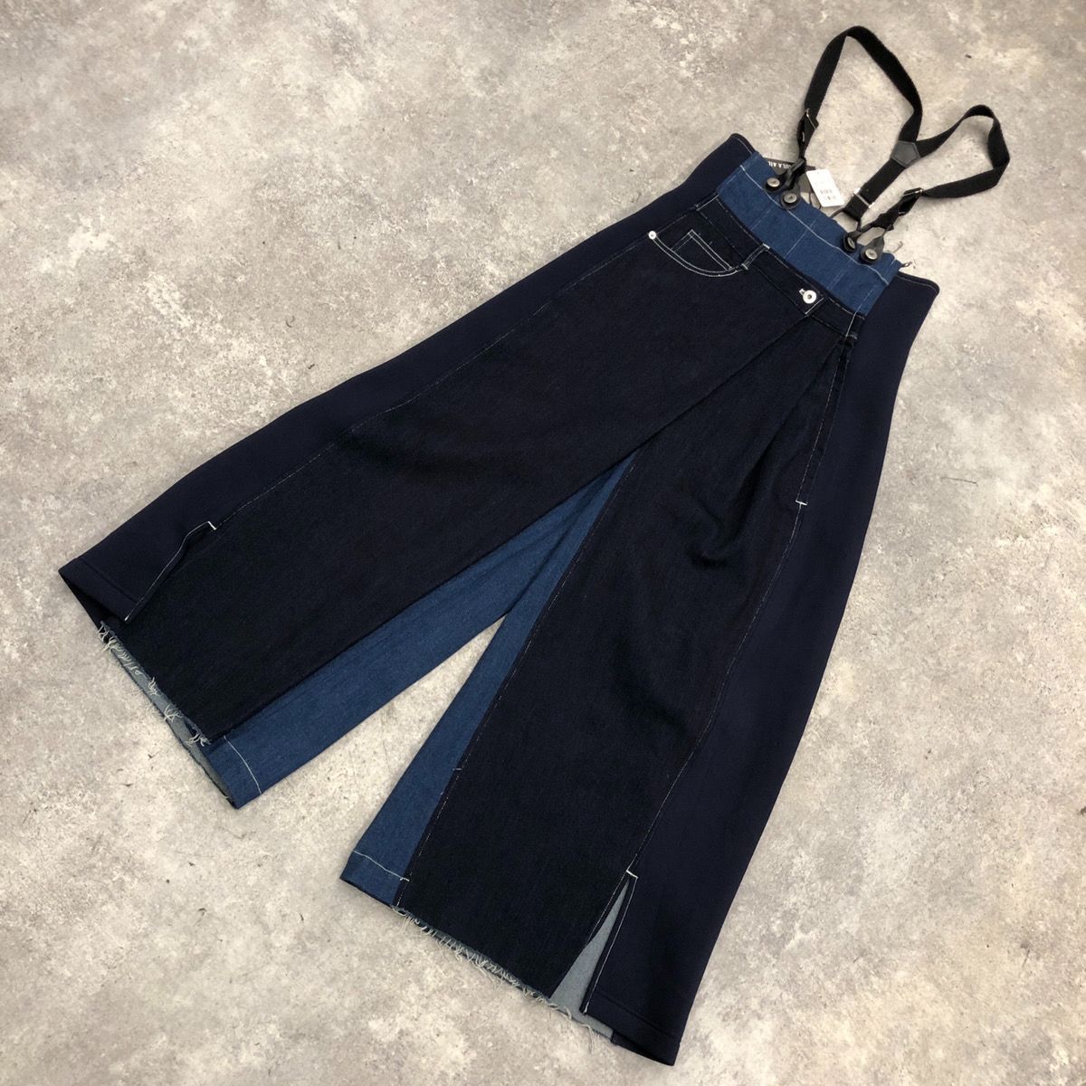 AURA AIRAブラック ワイドパンツ サロペット