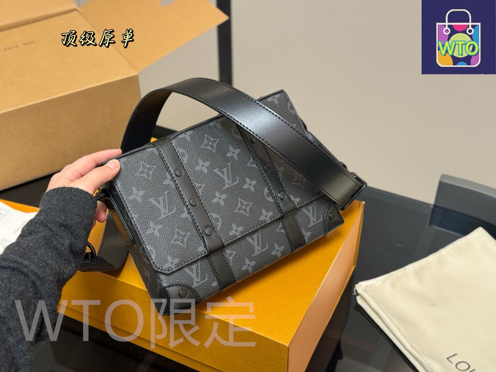 超レアヴィトン革バングル❗️❗️ 22日迄の限定お値下げ❗️❗️ 今日特価】Louis Vuitton Men's Multi-Way Leather Bag・ルイ