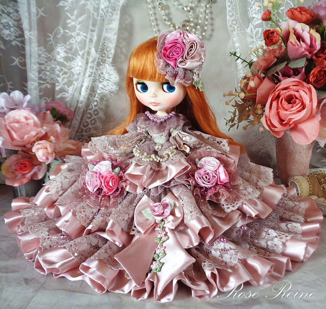 モーブピンクのミステリアスでゴージャスなボリュームフリルドールドレス