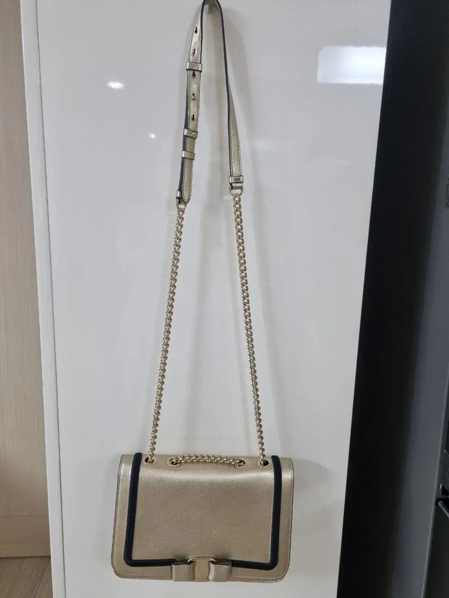 フェラガモ 金装クロス チェーンバッグ