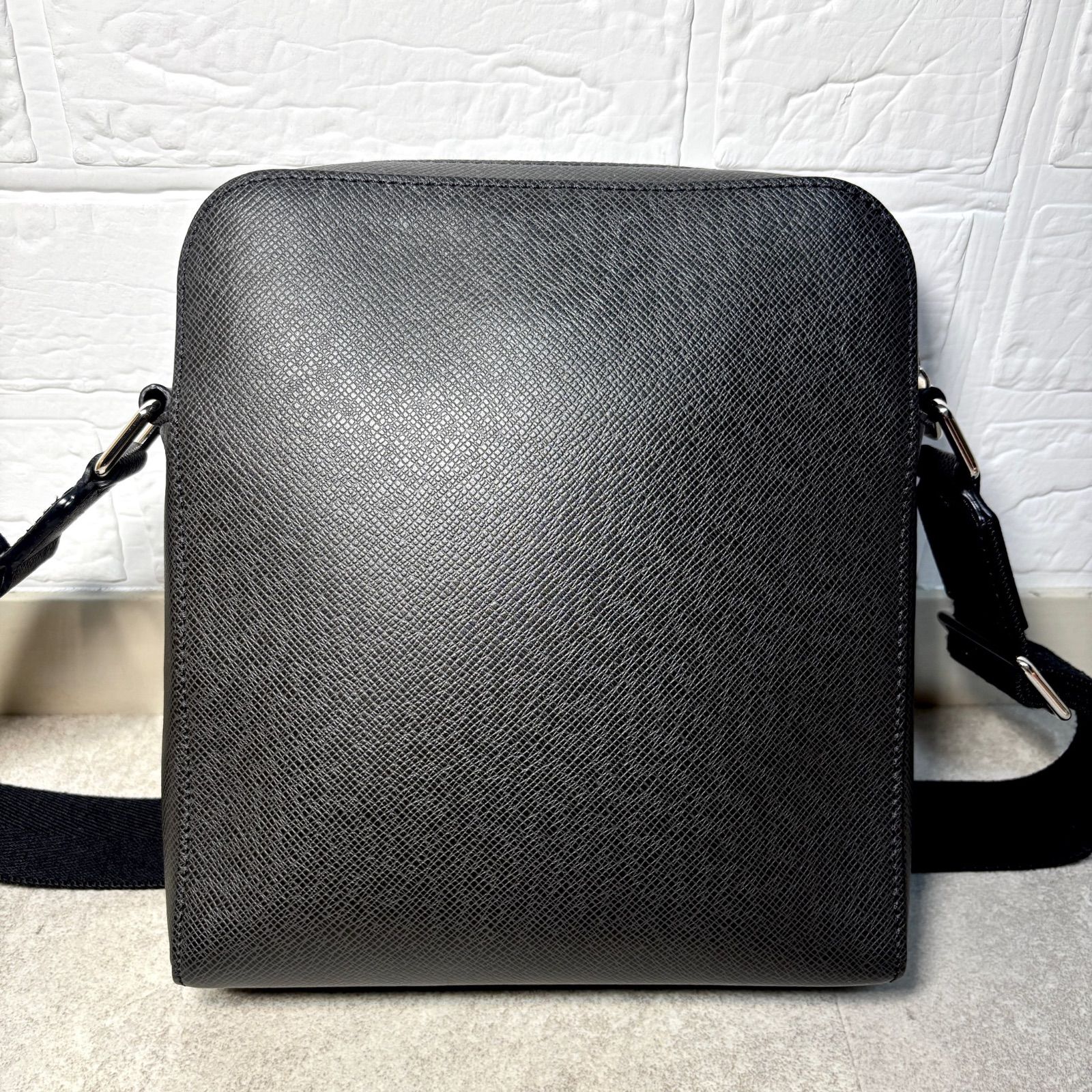 ルイヴィトン タイガ アントン ポシェット ショルダーバッグ ブラック ルイヴィトン タイガ アントン ポシェット ショルダーバッグ Louis