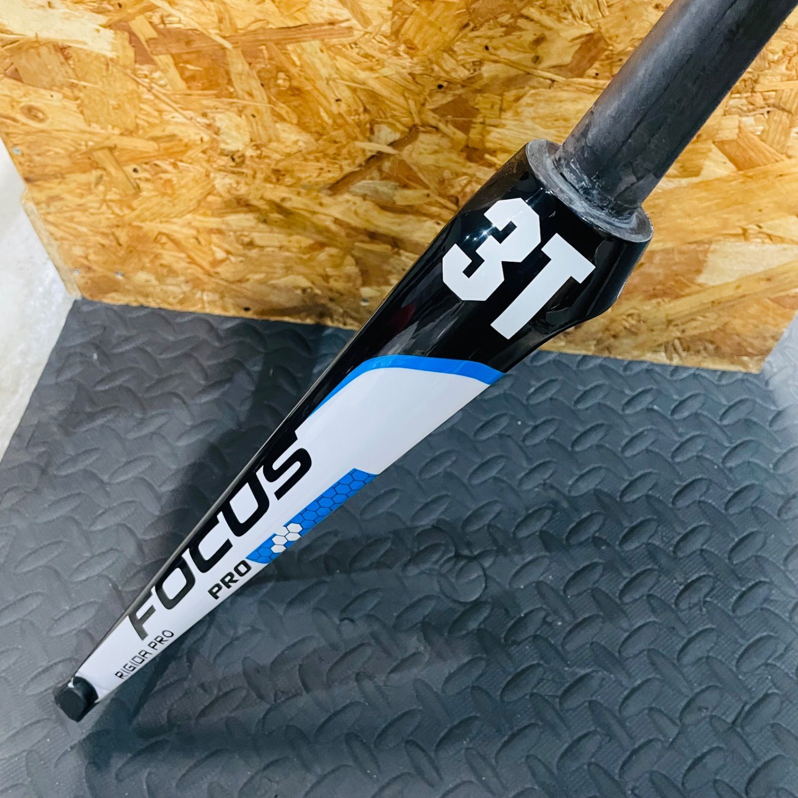 新品】 3T フル カーボンフォーク FOCUS テーパーコラム 1-1/8〜1-1/4 CARBON 700C IZALCO CAYO 軽量化  流用に RIGIDA PRO フォーカス - 値打ち