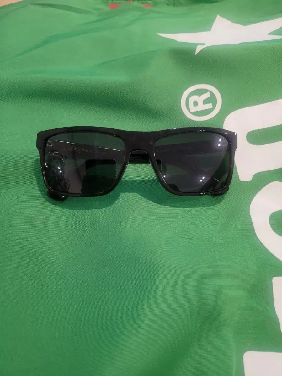 Prada(プラダ) サングラス 小売業者