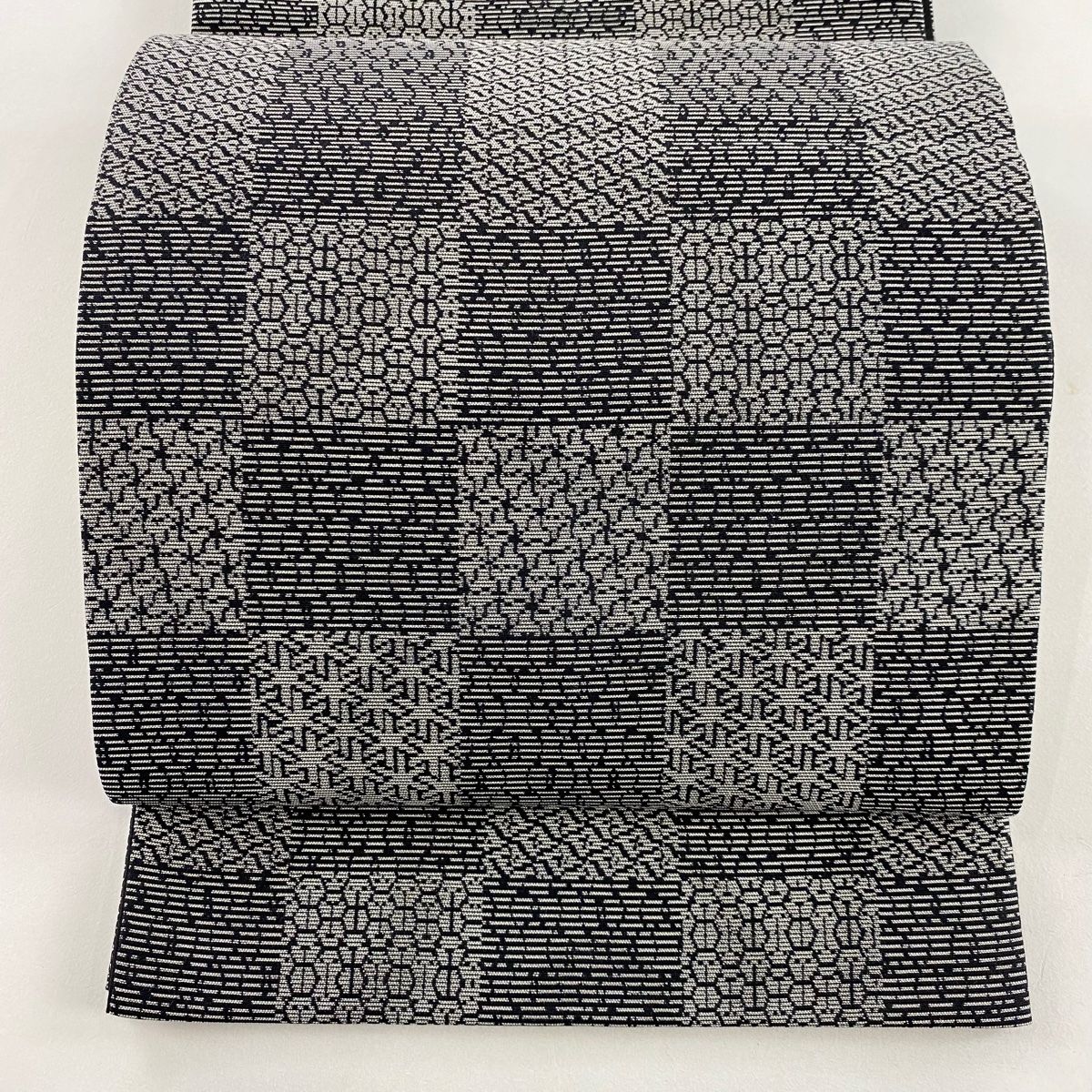 C 幾何学模様 黒 白色 シック 全通 正絹 洒落帯 カジュアルな袋帯 C 幾何学模様 黒 白色 シック 全通 正絹 洒落帯 カジュアルな袋帯