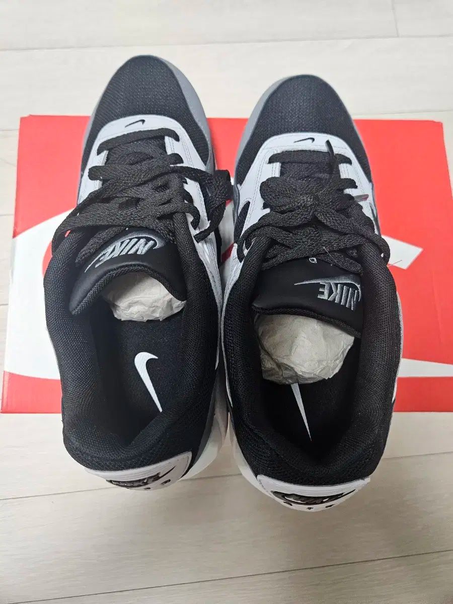 NIKE