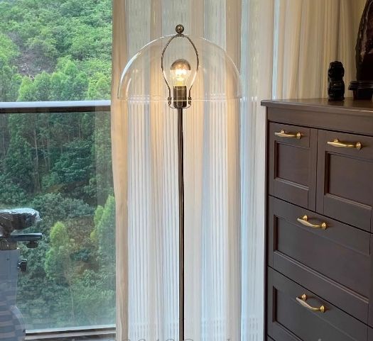 フロアランプ 透明なアクリルシェード