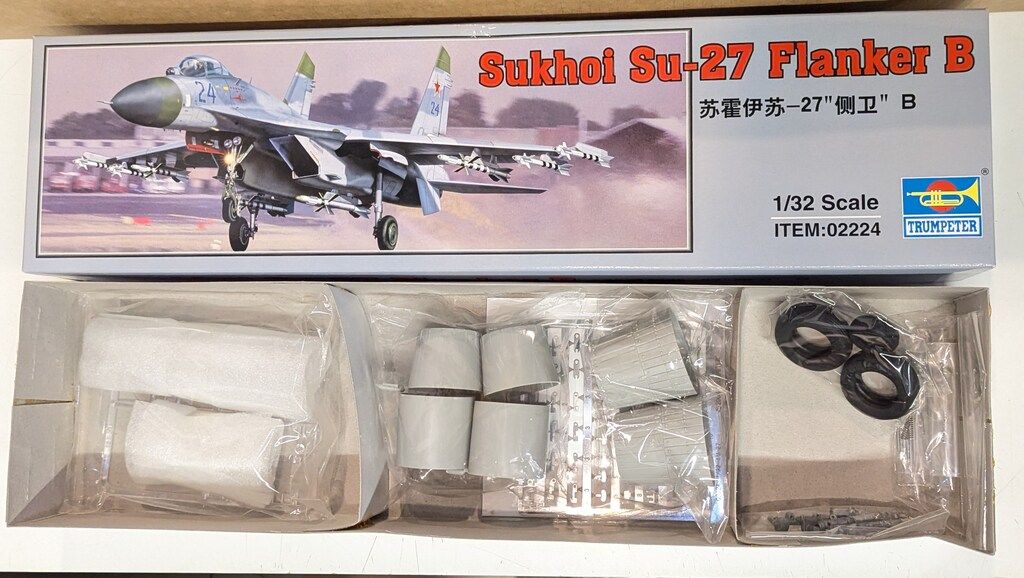 トランペッター 1/32 Sukhoi Su-27 Flanker B